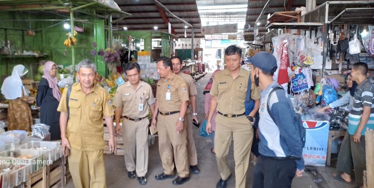 Rombongan dari Dinas Koperasi, UKM, dan Perdagangan Kabupaten Temanggung saat mengunjungi Pasar Candiroto (Foto: rizal ifan chanaris.)