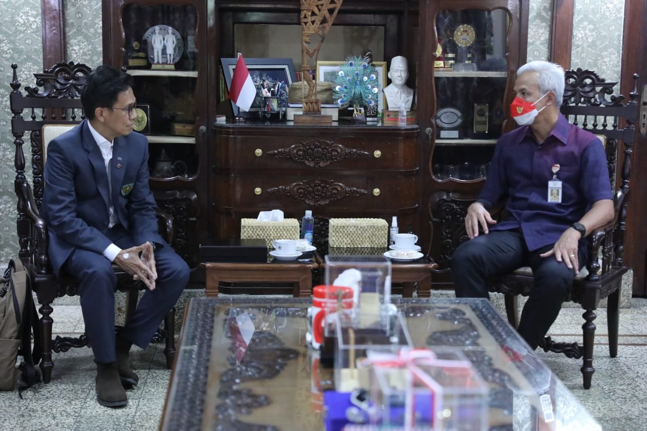 Sekjen PB PASI, Tigor Tanjung bertemu Gubernur Jateng Ganjar Pranowo, di rumah dinas gubernur, Selasa (19/7).
