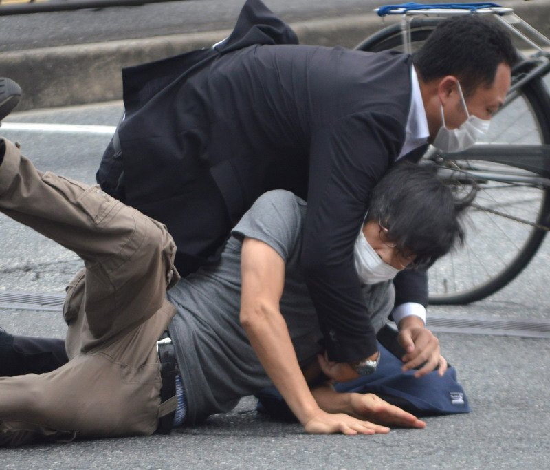 Tetsuya Yamagami diringkus polisi Jepang setelah menembak Abe dari belakang menggunakan senjata api sejenis shotgun, yang diduga rakitan sendiri-(sumber:JPNN.com)