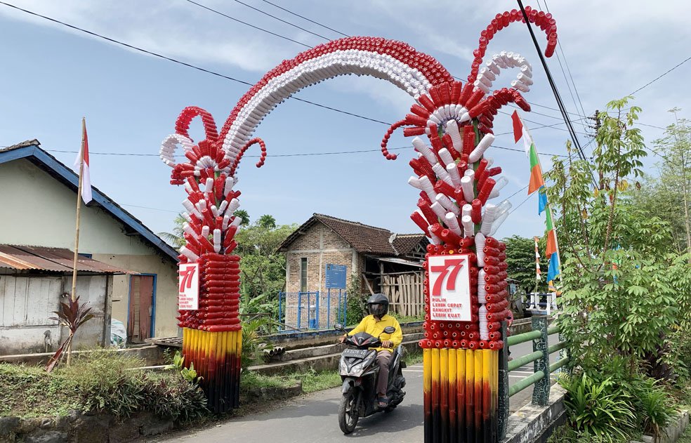 KREATIF. Masyarakat Kampung Poncol menciptakan gapura perayaan HUT RI dari bahan dasar botol plastik bekas