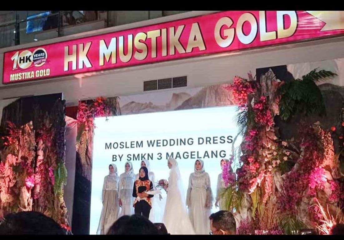 FASHION SHOW. Busana-busana karya siswa SMK Negeri 3 Magelang yang mengusung Moslem Wedding Dress diperagakan di ajang fashion show di Atrium Artos Mall, Jumat (12/8/2022) (Foto dokumen smkn 3 magelang)