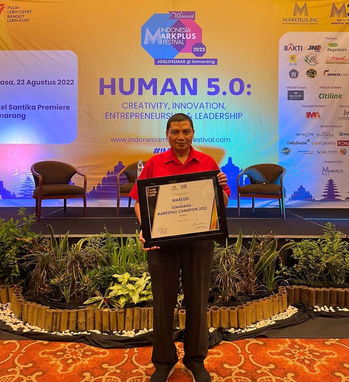 Marsudi, Head Regional Jateng-DIY JNE menunjukkan piagam Penghargaan Indonesia Markplus Festival 2022.