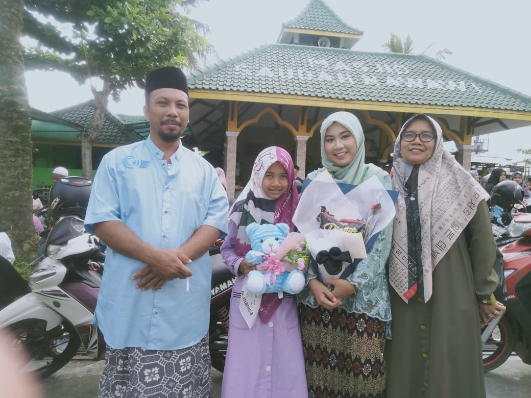 BERFOTO. Nurul Hikmah berfoto dengan kedua orang tua usai wisuda purna siswa MA An-Nawawi beberapa waktu lalu. (Foto lukman)