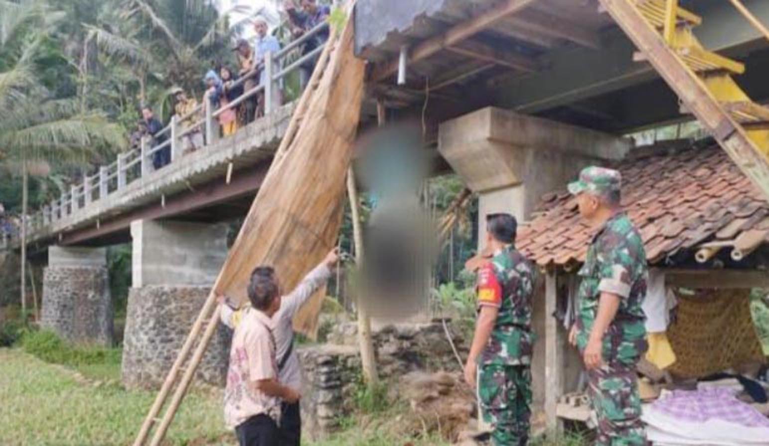 GANTUNG DIRI. Petugas kepolisian bersama, TNI, dan tim medis mengevakuasi jasad seorang perempuan yang ditemukan tergantung di bawah jembatan Desa Kaliglagah Kecamatan Loano, kemarin. (Foto: eko sutopo)