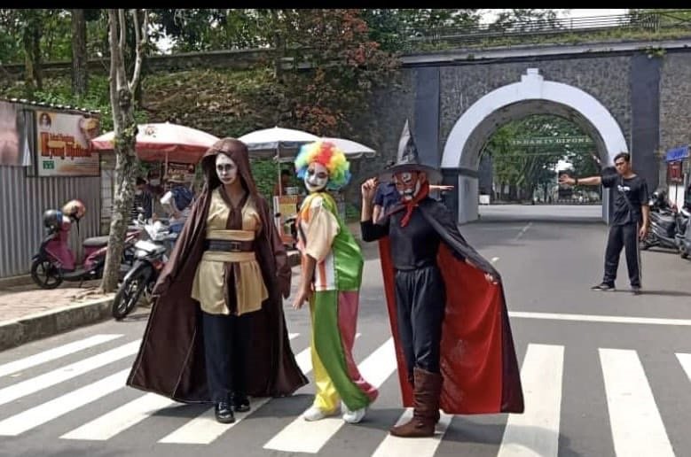 BUSANA. Siswa SMK Negeri 3 Magelang memeragakkan fashion jalanan bertajuk Plengkung Fashion Week, akhir pekan lalu. (foto : wiwid arif/magelang ekspres)