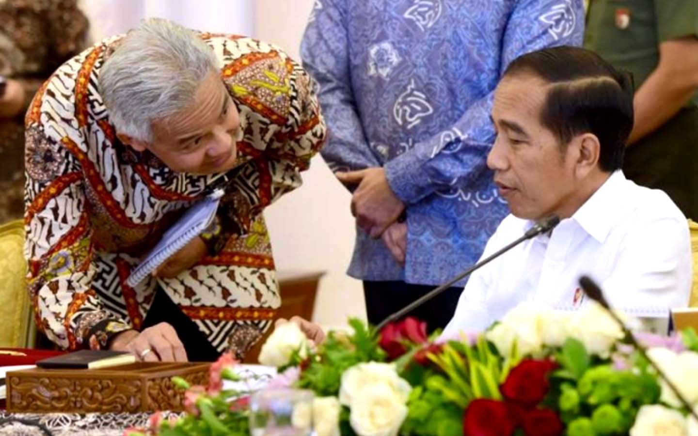 Presiden Joko Widodo berbicara dengan Gubernur Jawa Tengah, Ganjar Pranowo, dalam rapat terbatas di Istana Kepresidenan Bogor, Jawa Barat, pada Selasa, 9 Juli 2019. -Foto: BPMI Setpres/Muchlis Jr.-disway.id