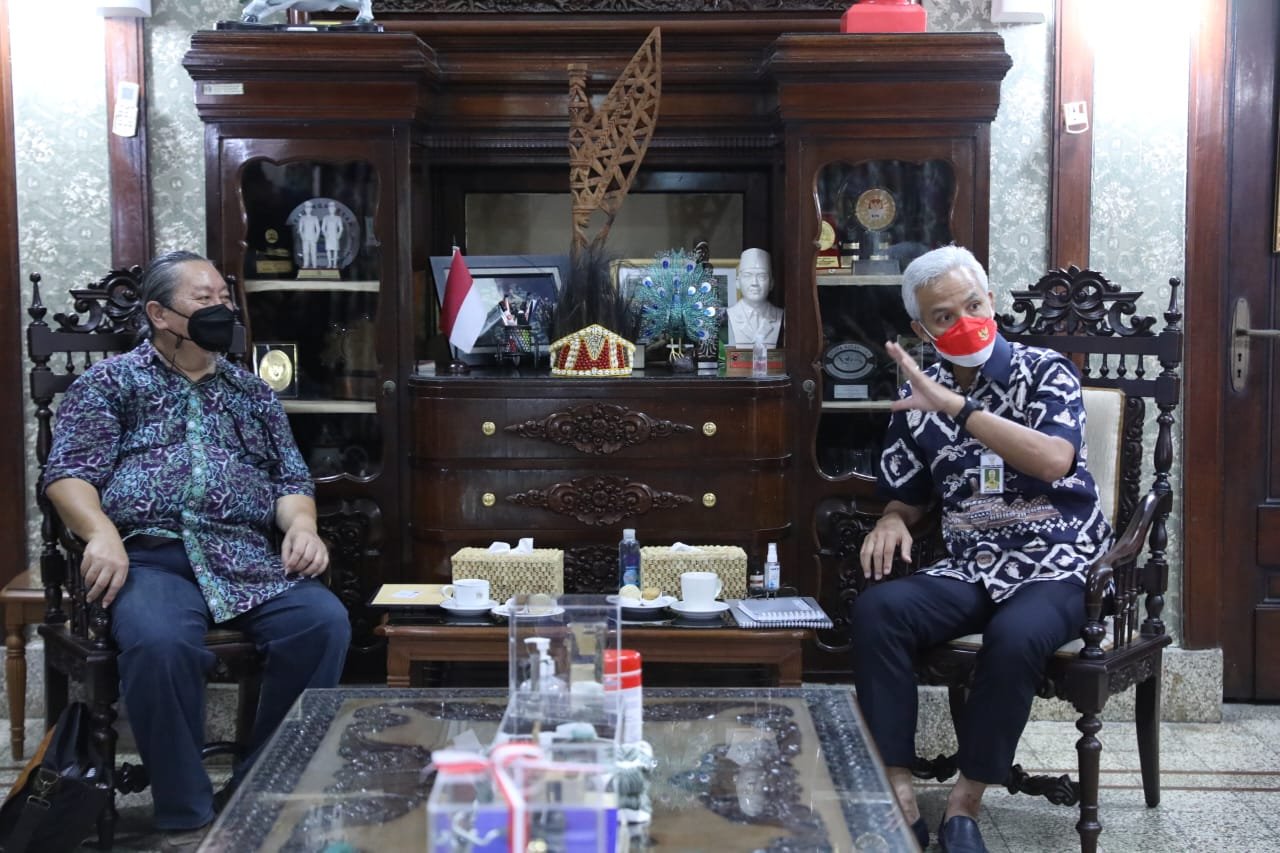 Ronny Paulus Tjandra, produser sekaligus penulis skenario film "Waldjinah: Javanese Diva" saat menemui Gubernur Jawa Tengah Ganjar Pranowo di Puri Gedeh, Semarang, Rabu (3/8/2022).