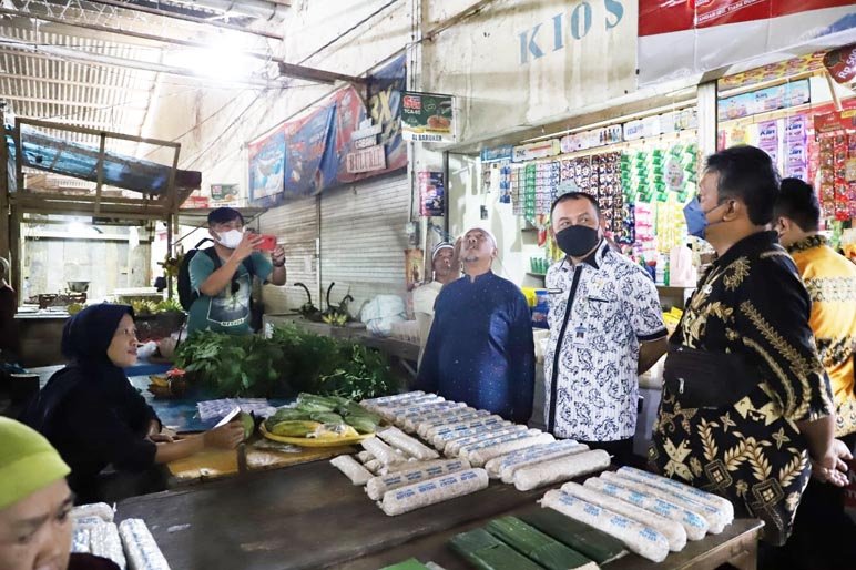 SIDAK. Bupati Purworejo saat melakukan inpeksi mendadak (sidak) di Pasar Kutoarjo, kemarin. (Foto lukman)
