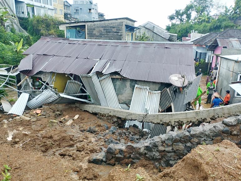 AMBROL. Hujan deras disertai angin kencang memicu senderan setinggi 4 meter di kampung Argopeni Kelurahan Kalianget ambrol.