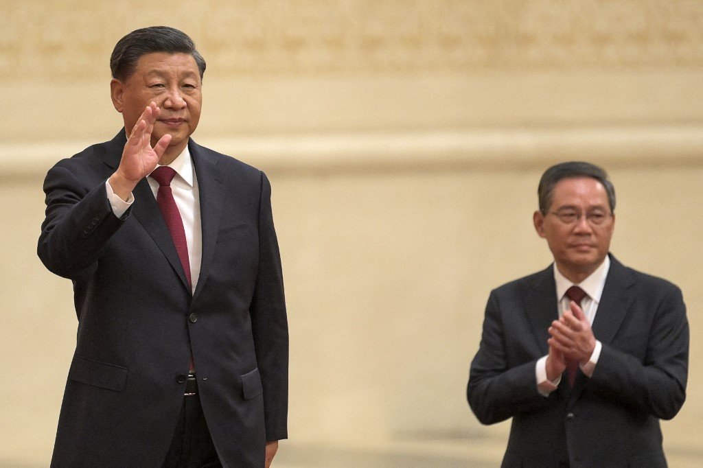 Li Qiang (kanan) mendampingi Xi Jinping
