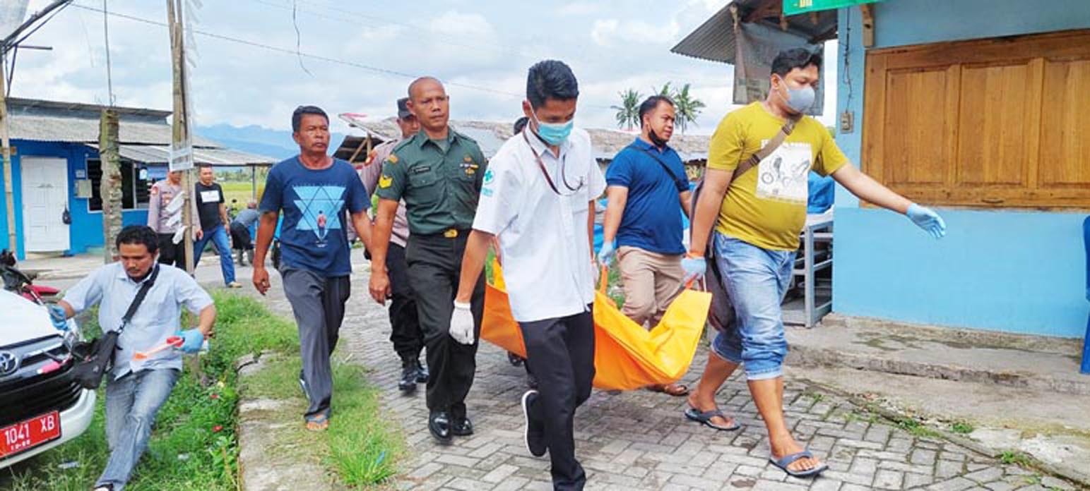 GANTUNG DIRI. Proses evakuasi korban gantung diri dipinggir Sungai Suwong, Dusun Ngrajek I, Rt. 04 / RW 02 Desa Ngrajek, Kecamatan Mungkid, Kabupaten Magelang.