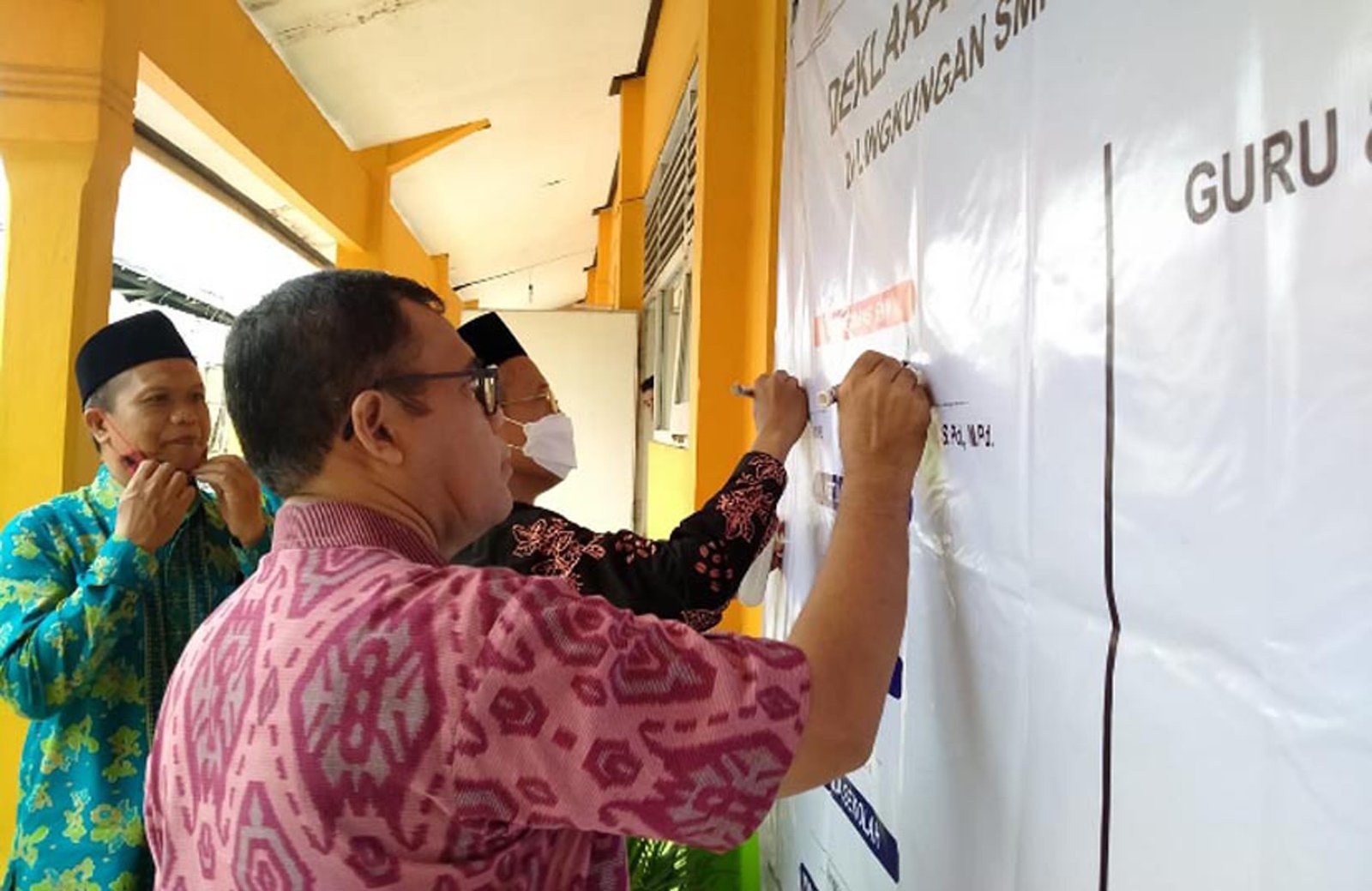 DEKLARASI. SMK Kesehatan Purworejo saat melakukan deklarasi Sekolah Anti Perundungan dan Gerakan Sekolah Menyenangkan, kemarin. (Foto Lukman Hakim)