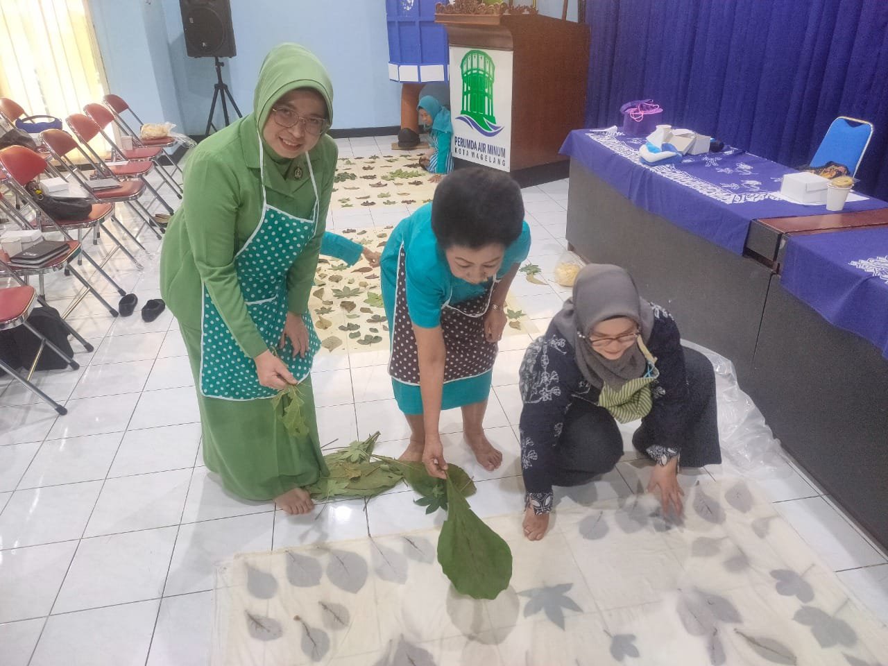 BATIK. Gabungan Organisasi Wanita Kota Magelang bersama-sama mengaplikasikan daun menjadi batik di Aula PDAM setempat, belum lama ini. (foto: ika zahara/magelang ekspres)