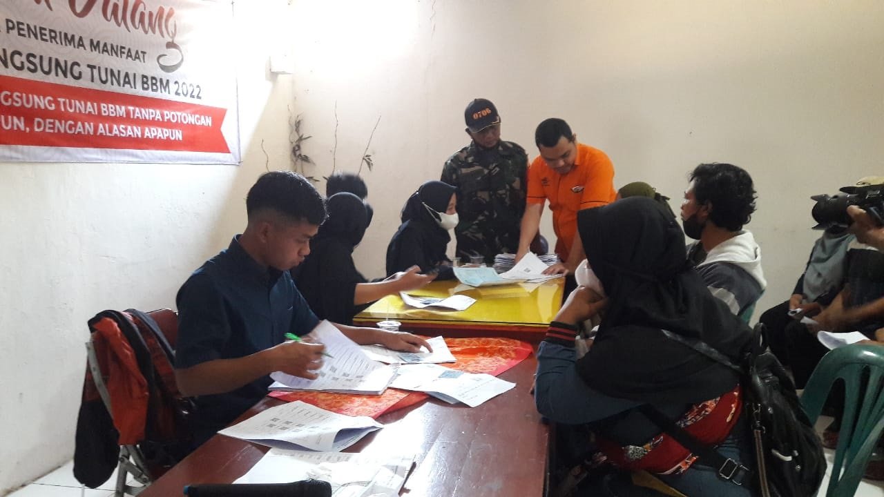 BANTUAN. Sejumlah KPM di Kecamatan Temanggung sedang mengantre menerima bantuan tunai di Kantor Pos Temanggung beberapa waktu lalu. (foto:setyo wuwuh/temanggung ekspres)