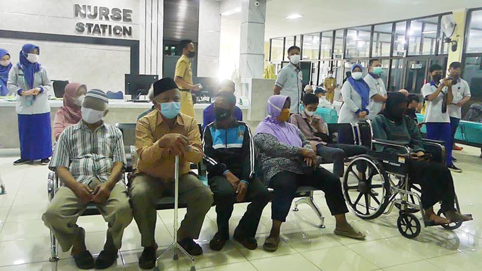 TUNGGU. Sejumlah pasien sedang menunggu di poliklinik RSUD Temanggung. (Foto:setyo wuwuh/temanggung ekspres)
