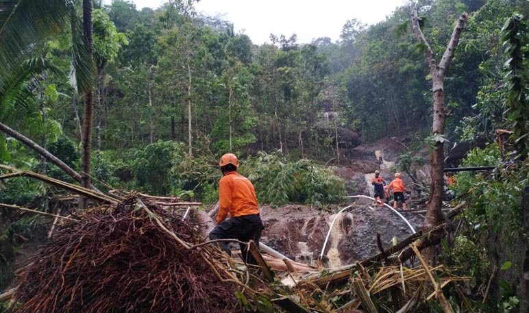 PENANGANAN. Tim gabungan dalam proses penanganan darurat di Dusun Nalan III, Desa Kenalan, Borobudur akibat bencana banjir bandang. (foto: Chandra Yoga Kusuma, magelang ekspres)