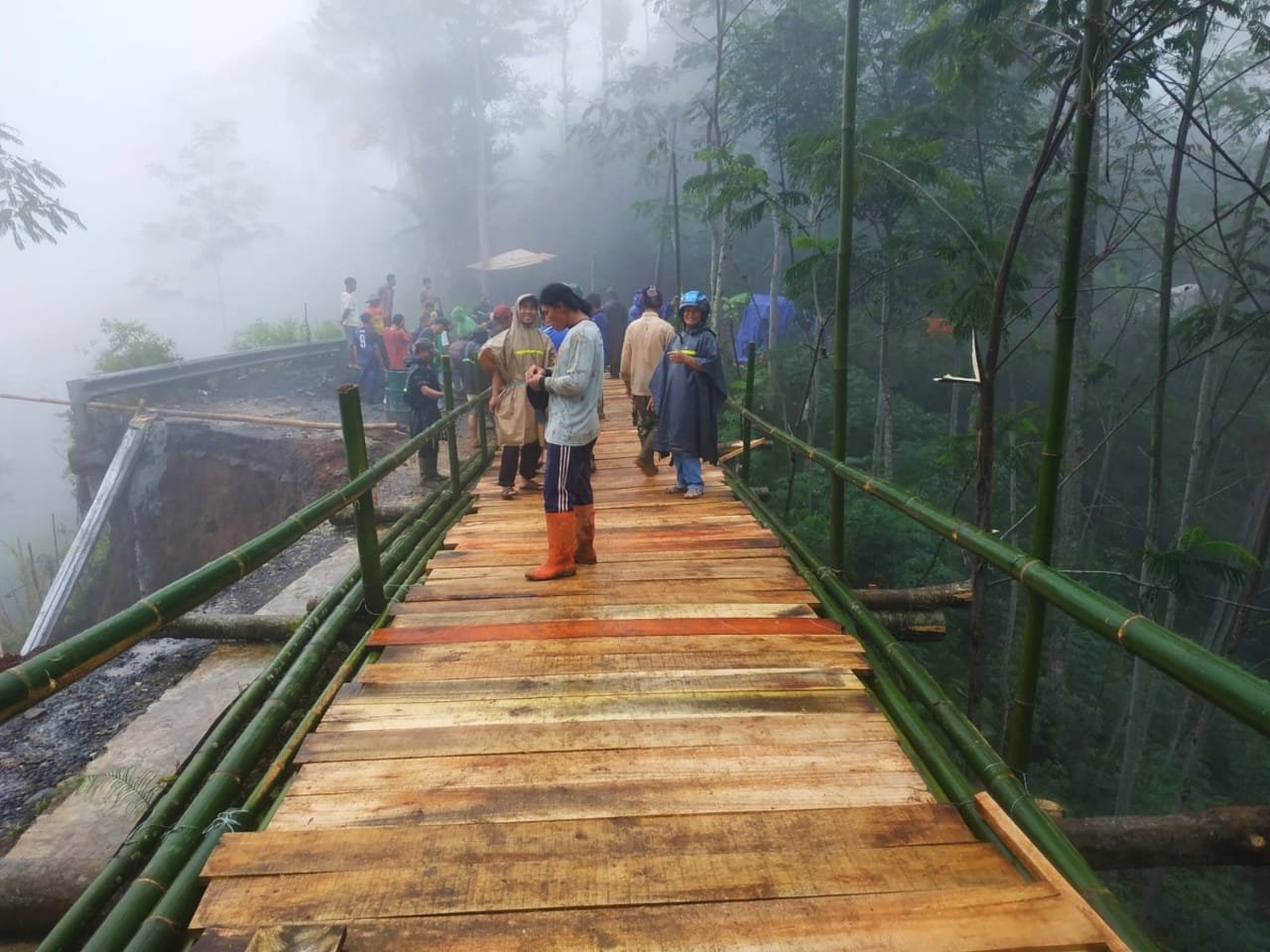 JEMBATAN. Warga Dusun Sumber Lumajang Watumalang bergotong royong membangun jembatan darurat untuk akses pendidikan, dan pertanian warga setempat.