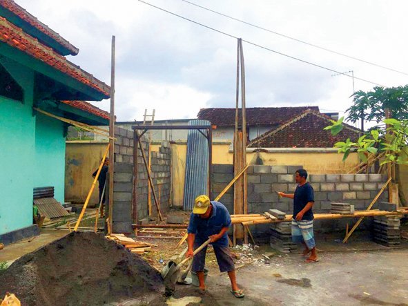 GOTONG-ROYONG. Warga Kampung Sanden, Kramat Selatan menggelar gotong-royong pembangunan gudang penyimpanan alat-alat RT dari hasil Rodanya Mas Bagia. (foto-foto : prokomim kota magelang)