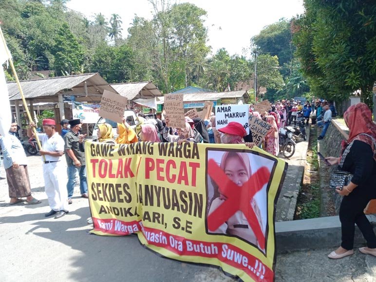 DEMONSTRASI. Pada Senin (12/9) lalu, ratusan warga Desa Banyuasin Kembaran melakukan aksi demonstrasi di desa setempat demi menuntut pemecatan Sekdes Andika Sari. (Foto: eko, Purworejo Ekspres)