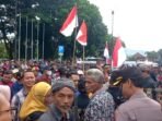 UNJUK RASA. Ratusan warga bersama para Kades dan perangkat desa melakukan aksi unjuk rasa kedua terkait persoalan belum cairnya dana RTLH di depan Kantor Bupati Purworejo, kemarin. (Foto: Eko Sutopo)