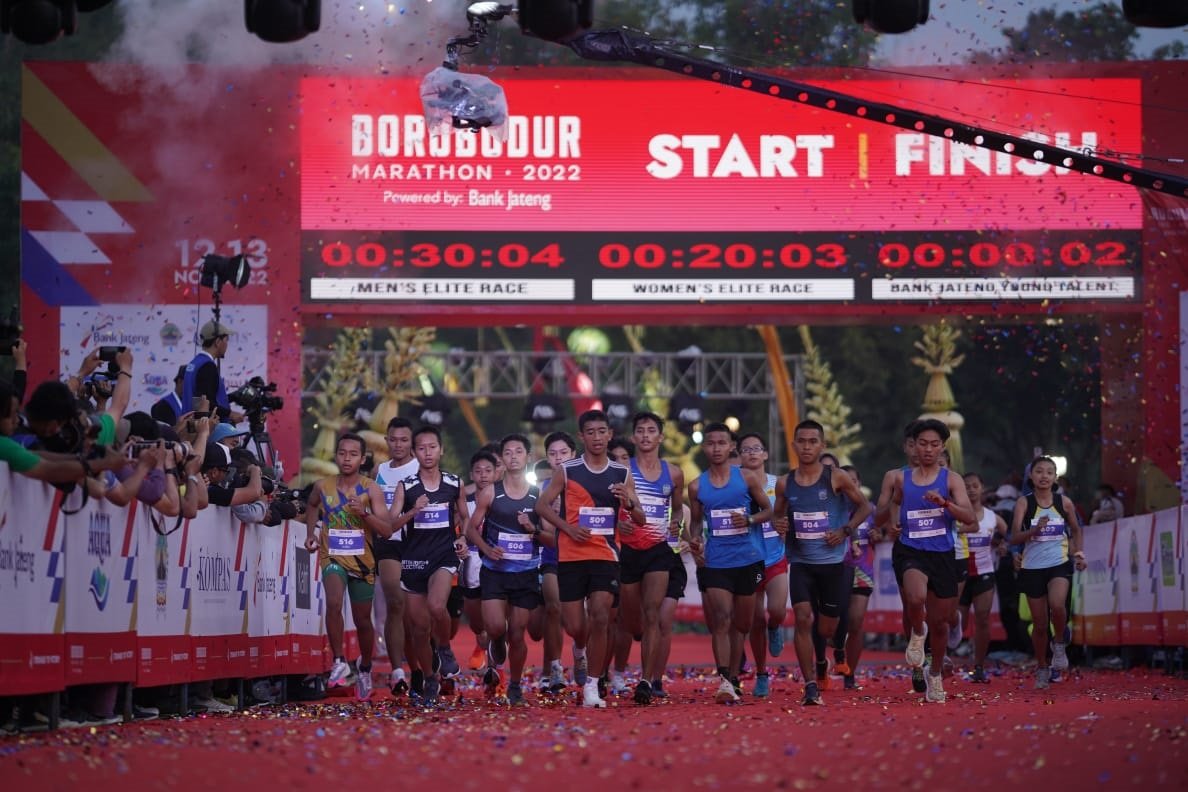 JUARA. Para pemenang Borobudur Marathon Elite Race 2022 berdiri di podium Taman Lumbini Borobudur.