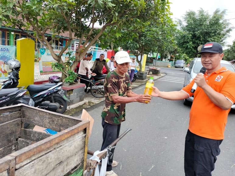 PKS MENYAPA. Achmad Widodo, Ketua Fraksi PKS DPRD Kota Magelang memberikan minyak goreng kepada warga kurang mampu, Ahad (30/10).