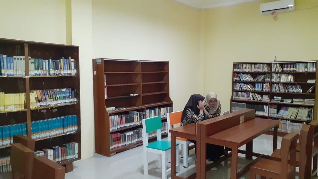 RAPI. Buku-buku koleksi Perpustakaan Kabupaten Magelang tersusun rapi namun pengunjung masih tergolong sepi. (foto : ika zahara/magelang ekspres)