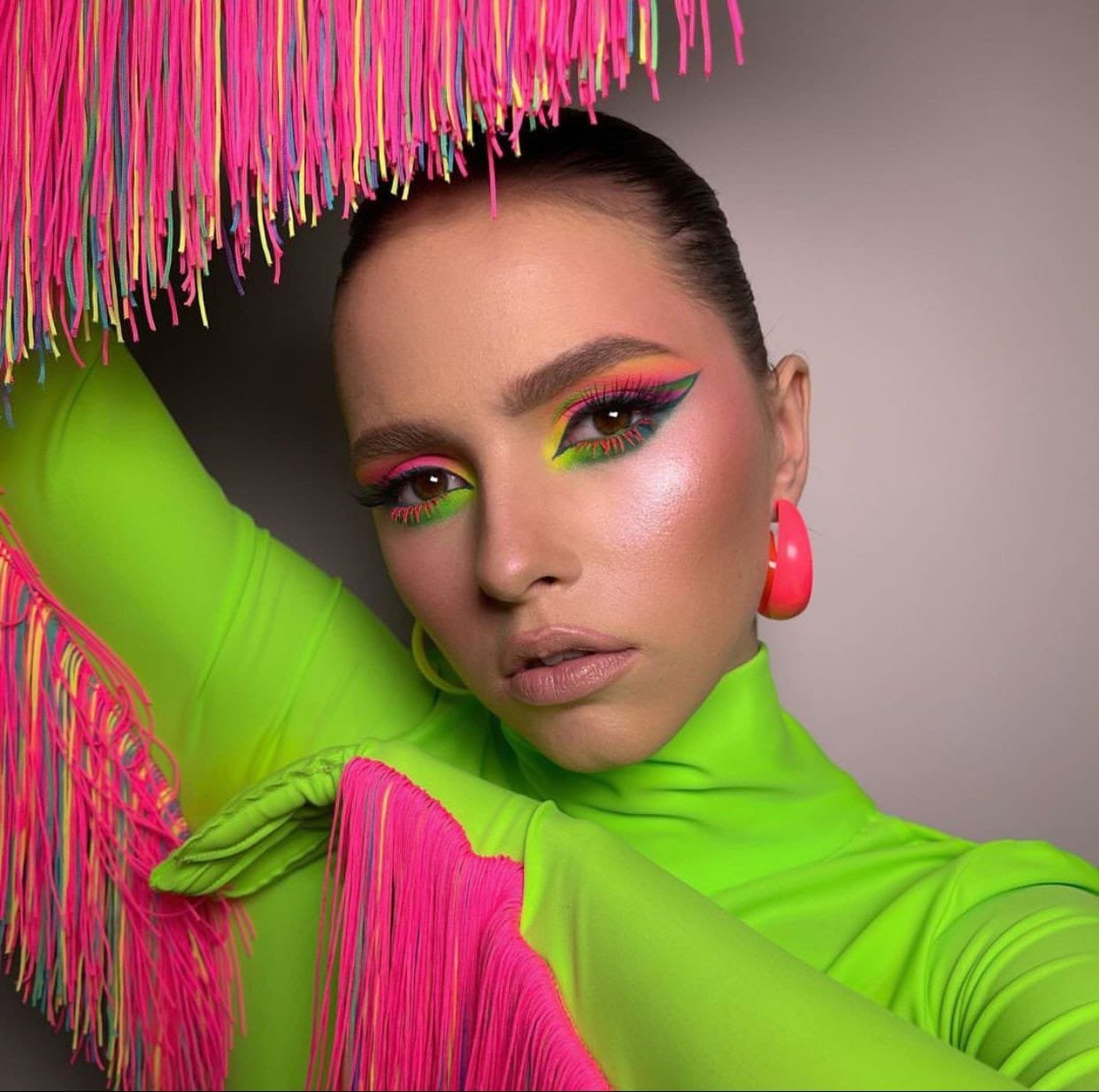 MAKEUP. Neon Look merupakan salah satu gaya makeup yang akan menjadi inspirasi di tahun 2023. (foto : instagram tomina makeup/magelang ekspres)