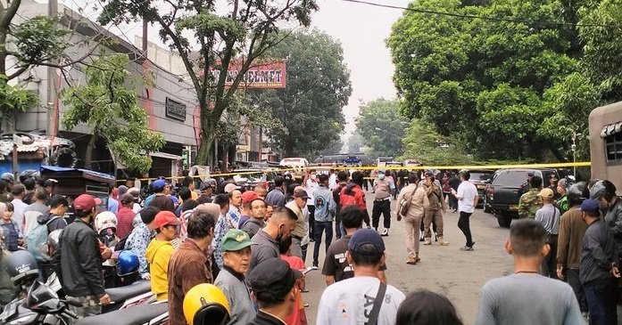 Kapolda Jawa Barat IrjenPol Suntana dalam keterangan nya mengatakan, sebanyak 10 orang merupakan anggota polisi dan 1 orang warga sipil yang sedang melintas di sekitar lokasi kejadian menjadi korban Bom Bunuh Diri di Markas Kepolisian Sektor Astanaanyar, Kota Bandung, Jawa Barat, Rabu (07/12/2022).