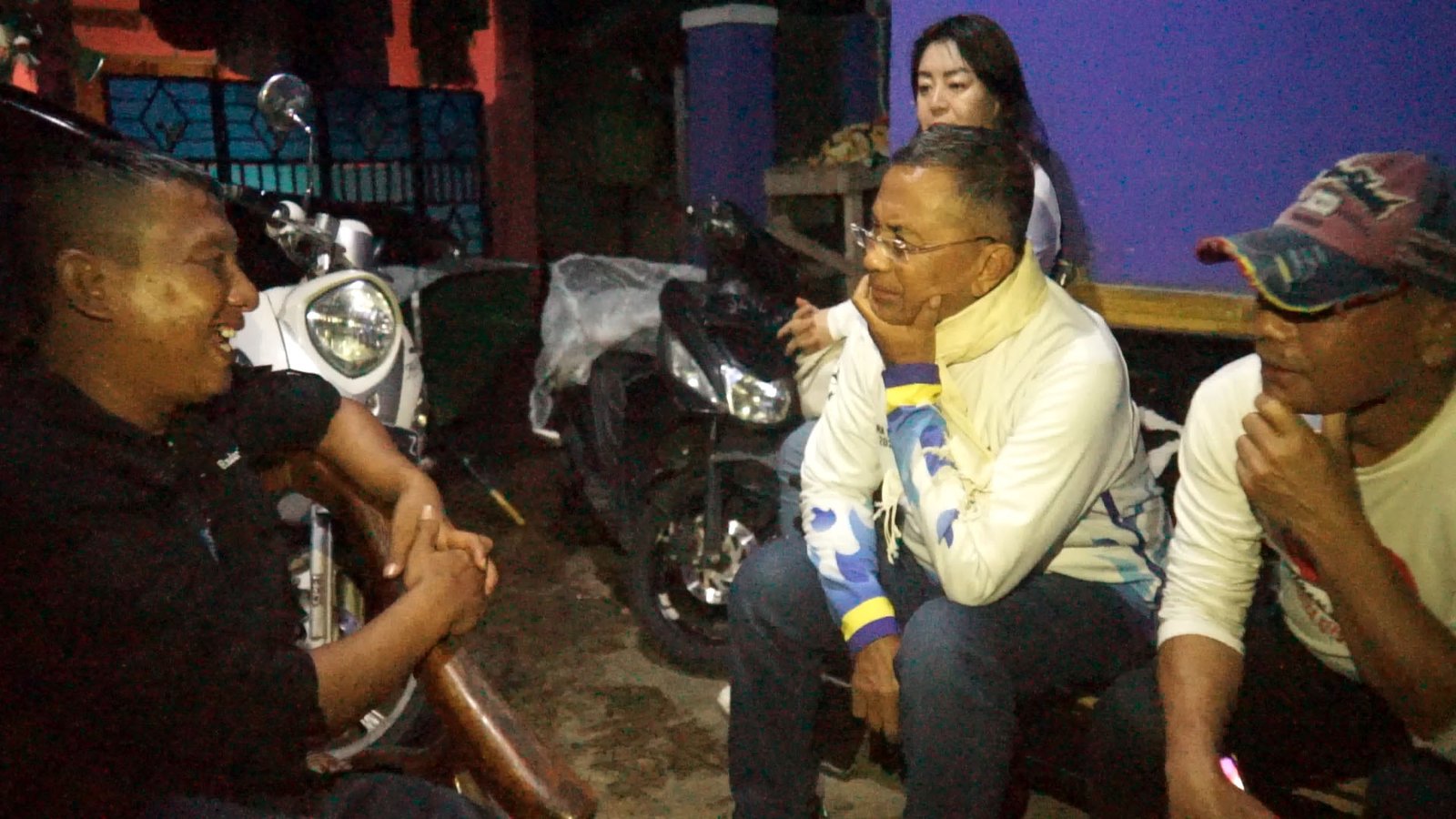 Dahlan Iskan mengunjungi rumah Fadillah Munajat. salah seorang korban gempa bumi yang berprofesi sebagai wartawan Radar Cianjur.