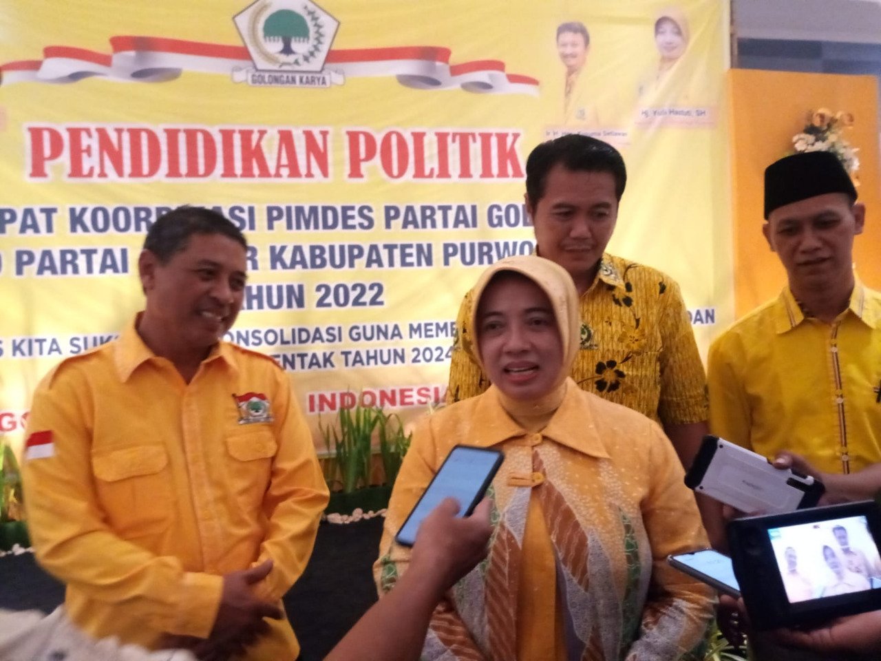 TANGGAPAN. Yuli Hastuti memberikan tanggapan atas adanya dukungan untuk maju sebagai calon bupati Purworejo.(Foto: Eko Sutopo)