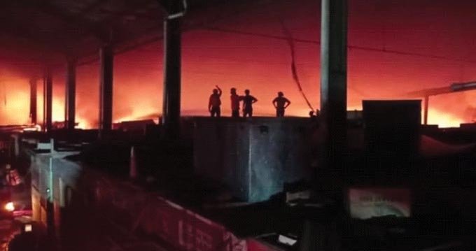 PANTAU. Pasar Penampungan Sapuran terbakar pada Rabu malam (18/1/2023).(foto : Agus Supriyadi/Wonosobo ekspres)