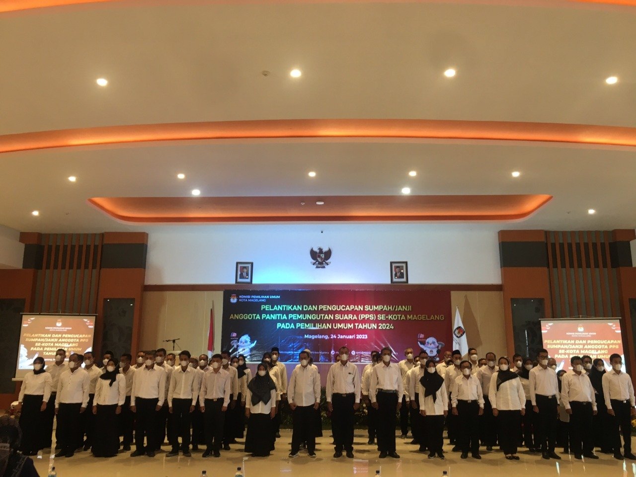 KHIDMAT. Sebanyak 51 anggota PPS Kota Magelang resmi dilantik di Gedung Wanita, Selasa, 24 Januari 2023.(foto : larasati putri/magelang ekspres)