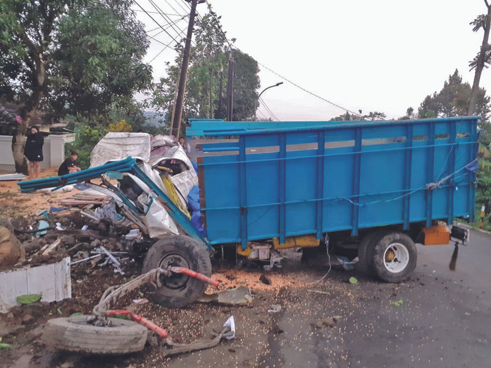 PARAH. Sebuah kendaraan truk rusak parah setelah menabrak pagar rumah milik warga di jalan raya Bejen Candiroto, Selasa (10/1) dini hari. 