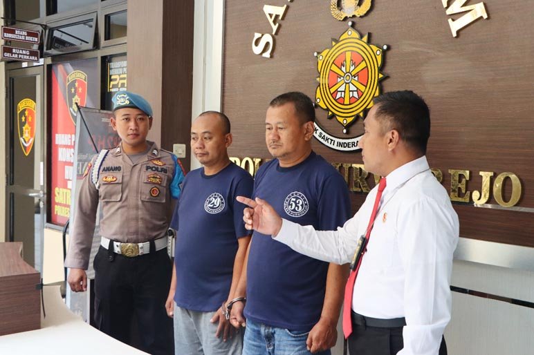 DIRINGKUS. Dua tersangka pencurian barang kantor Desa Pakem kecamatan Gebang diringkus Satreskrim Polres Purworejo, kemarin. (foto : Eko Sutopo/Purworejo Ekspres)