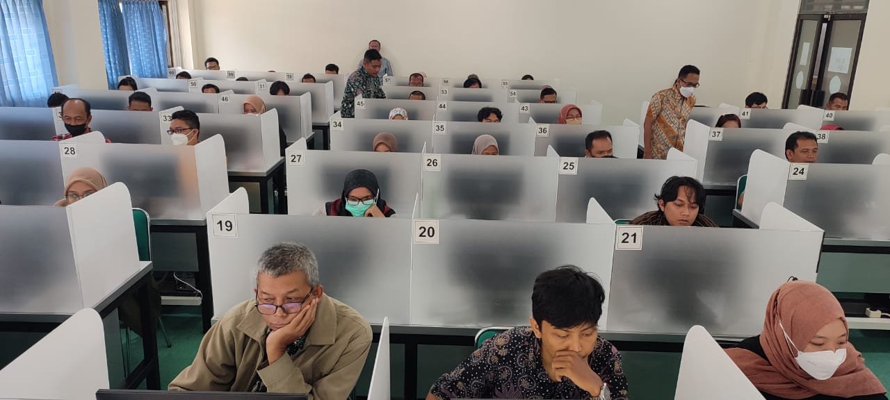 KPU Kota Magelang melaksanakan seleksi tertulis dengan sistem “Computer Assisted Test” (CAT) bagi calon anggota PPS, Jumat (8/1)