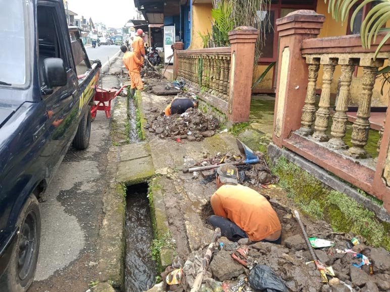 NORMALISASI. DPUPR melakukan normalisasi saluran drainase di pinggir jalan Dieng Kecamatan Kejajar yang tertutup sampah dan mengalami pendangkalan.(foto : Agus Supriyadi/Wonosobo ekspres)