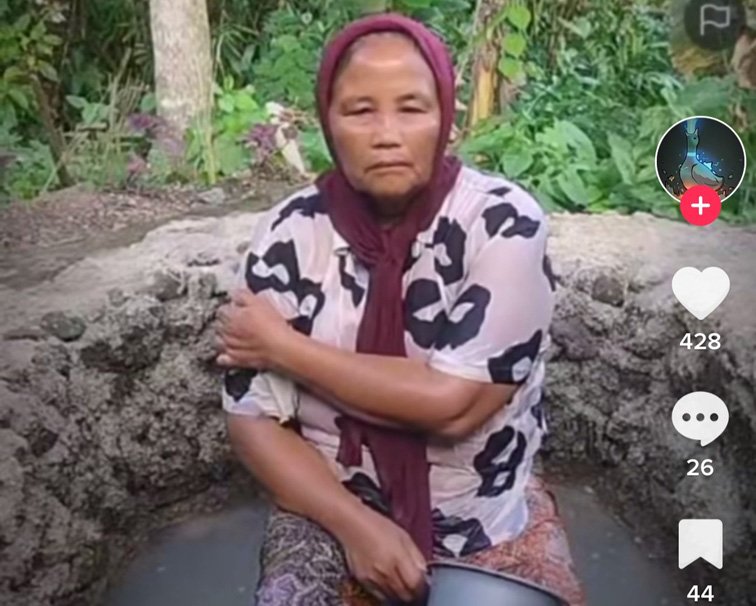 Viral! Nenek Pembuat Konten Live Tiktok Mandi Lumpur Diperiksa Polisi