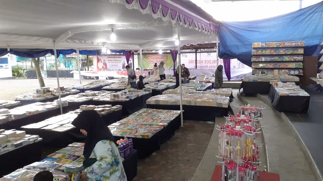 BAZAR. Bazar buku murah di halaman Kantor Dispuspa Kabupaten Magelang di Muntilan dari tanggal 7-18 Januari 2023.