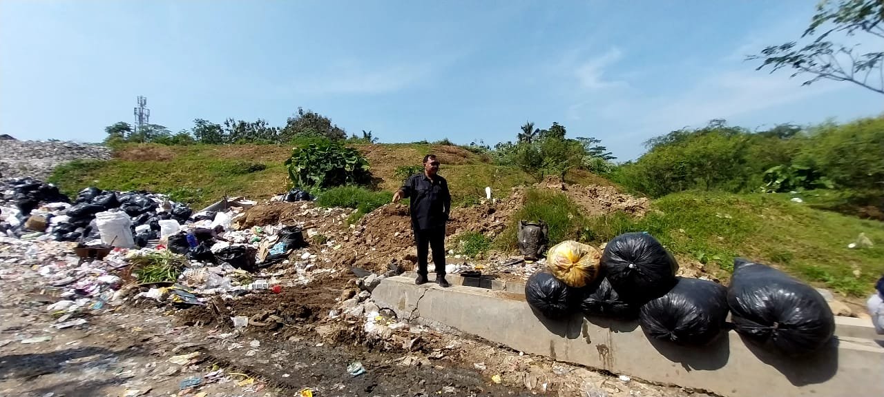 DARURAT. Anggota Komisi C DPRD Kota Magelang, saat meninjau lokasi TPSA Kota Magelang di Banyuurip, yang sudah overload sejak lima tahun lalu.