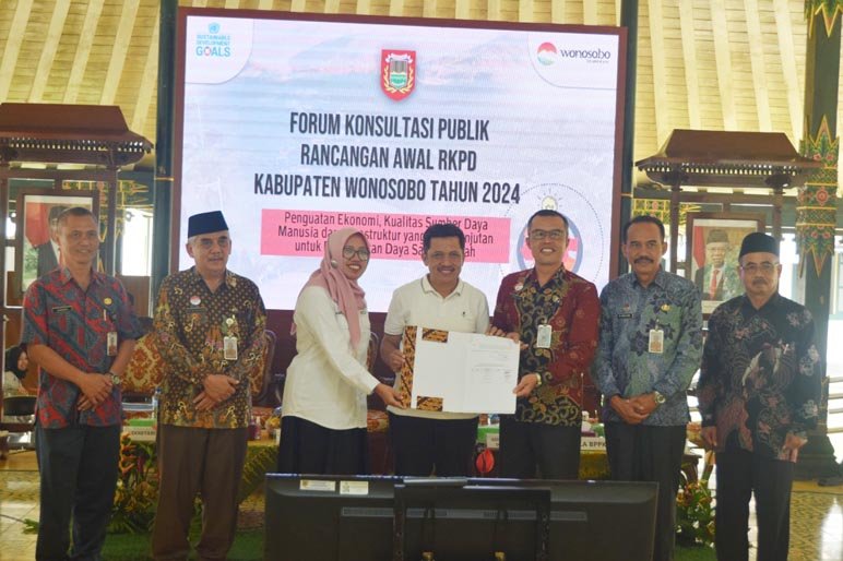 KONSULTASI. Forum Konsultasi Publik Rancangan Awal RKPD Kabupaten Wonosobo Tahun 2024, di pendopo kabupaten.(foto : Agus Supriyadi/Wonosobo ekspres)