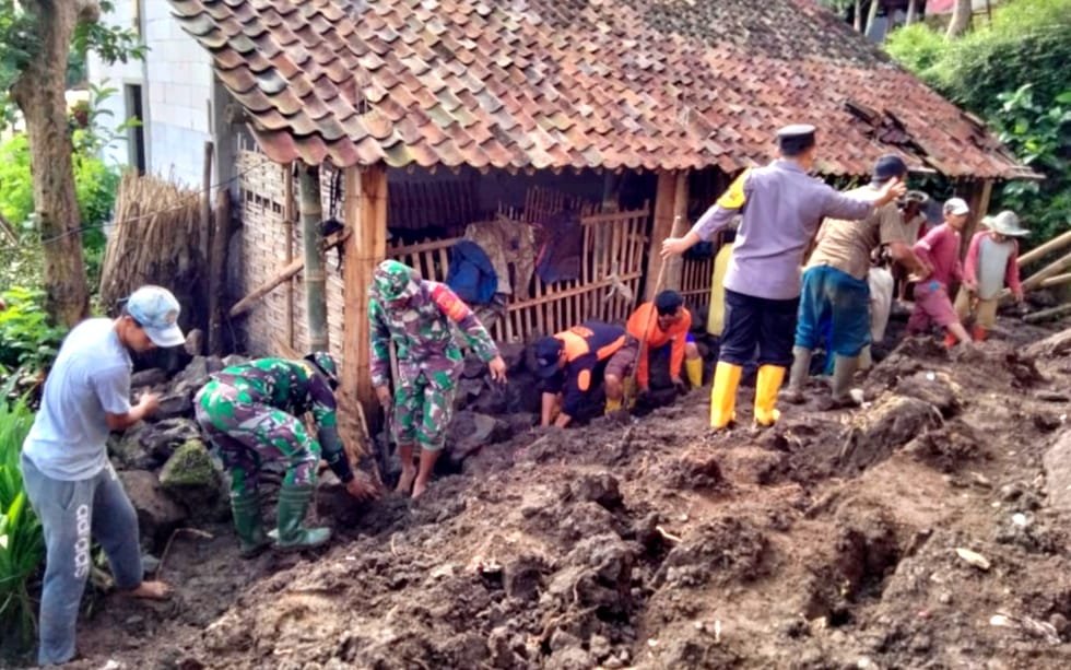 LONGSOR. Bersama warga nggota Koramil 04/Windusari bersihkan material longsor di Dusun Jlupo Gunung Desa Kembangkuning, Kecamatan Windusari(foto : Chandra Yoga Kusuma/magelang ekspres)