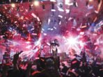KONSER. Deni Caknan sukses menghibur puluhan ribu penonton saat tampil di konser Purworejo Spektakuler dalam rangka Hari Jadi ke-192 Kabupaten Purworejo.(foto : Eko Sutopo/Purworejo Ekspres)