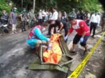 EVAKUASI. Tim gabungan melakukan evakuasi mayat tanpa identitas yang ditemukan di jurang Desa Kaligono Kecamatan Kaligesing.