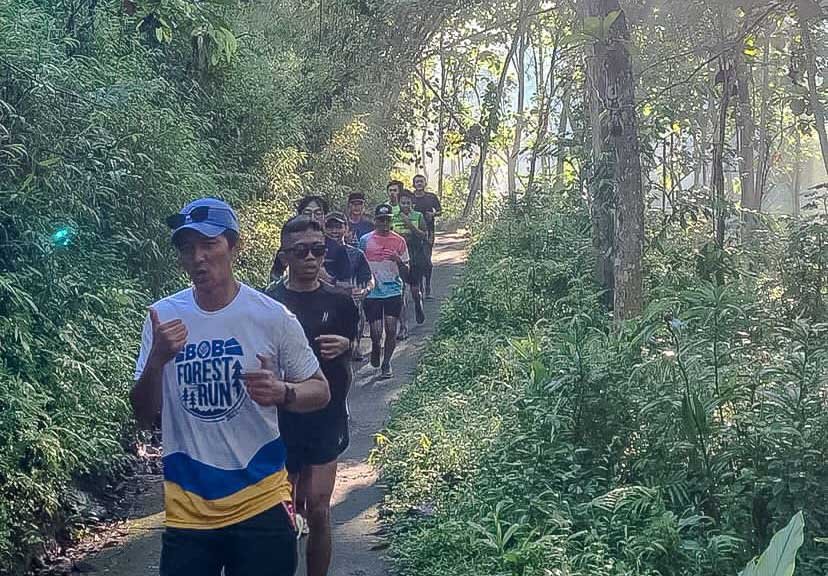 KOLABORASI. Kedai Malawas berkolaborasi dengan Magelang Runners untuk olahraga lari menjelajahi Kecamatan Magelang Utara, Kota Magelang.(foto : larasati putri / magelang ekspres.)