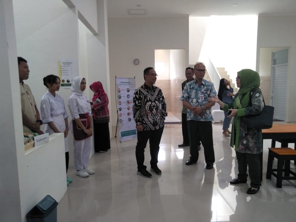 STAND KULINER. Walikota Magelang, dr Muchammad Nur Aziz sedang mengunjungi stand kuliner SMK Negeri 3 Magelang di IKM Center.(Foto: dok. SMKN 3 Magelang)