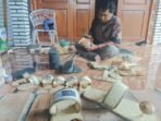 SANDAL UPANAT. Seorang pengerajin memproduksi Sandal Upanat sebagai langkah persiapan apabila wisatawan Candi Borobudur diperbolehkan menaiki candi tersebut.(foto : Chandra Yoga Kusuma/magelang ekspres)