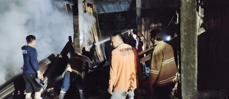 KEBAKARAN. Petugas dari tim Damkar BPBD dan relawan sedang berjibaku memadamkan api di pabrik kayu Wonokerto Kecamatan Leksono yang terbakar.(foto : Agus Supriyadi/Wonosobo ekspres)