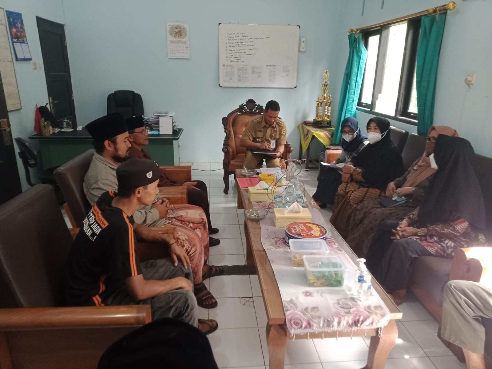 MINTA PENGISIAN SEKDES. Sejumlah warga Desa Banyuasin Kembaran mendatangi kantor Kecamatan Loano untuk meminta adanya pengisian jabatan Sekdes, kemarin.(foto : Eko Sutopo/Purworejo Ekspres)