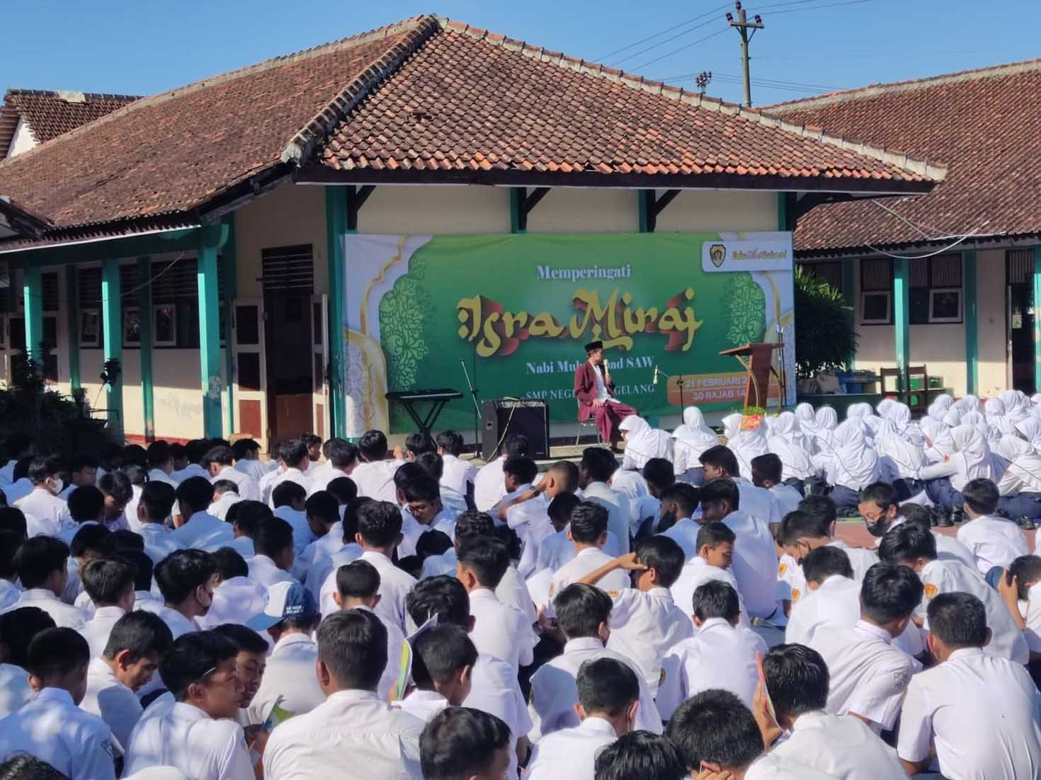 SRA MIRAJ. K.H. Mahfud Tamam memberikan tausiyahnya dihadapan siswa, guru dan karyawan SMPN 3 Magelang, Selasa 21 februari 2023 di Lapangan sekolah.